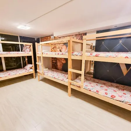 Vandrarhem Unique 100 Meters From